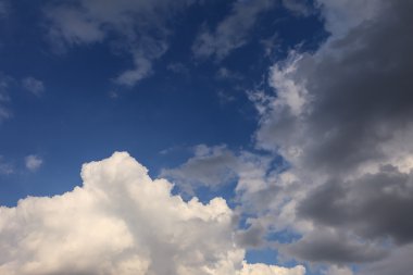 Dramatik fırtınalı koyu ve açık bulutlar