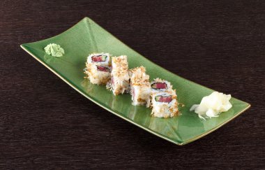 Uçan balık roe ve ton balığı ile bir tabakta suşi rulo