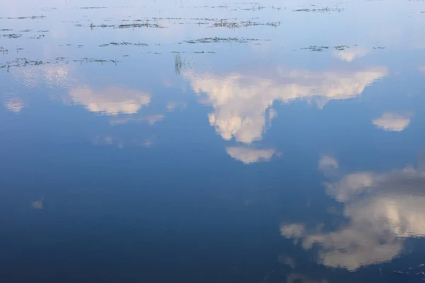 Blue summer sky and reflection of clouds in the surface of the Volga river. — Stock Photo, Image