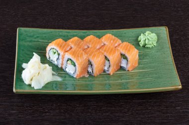 Bir plaka ile Somon suşi rulo