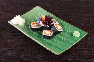 Uçan balık roe ve ton balığı ile bir tabakta suşi rulo