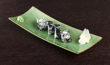 Suşi tabakta yuvarlanıyor.