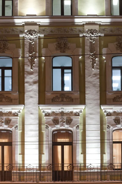 Iluminación nocturna en la parte delantera del edificio — Foto de Stock