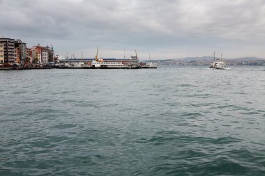 Deniz fırtınadan sonra mesire.