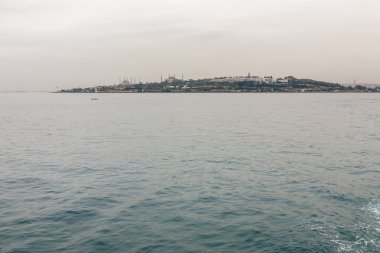 Deniz fırtınadan sonra mesire.