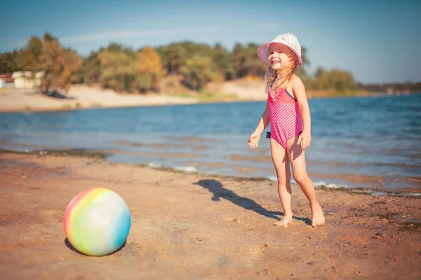 Liebenswertes Kleinkind spielt mit Strandspielzeug am weißen Sandstrand. — Stockfoto