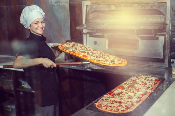 Chef fazendo pizza — Fotografia de Stock