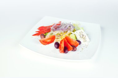 Taze sebze ve otlar bir cam kase salata