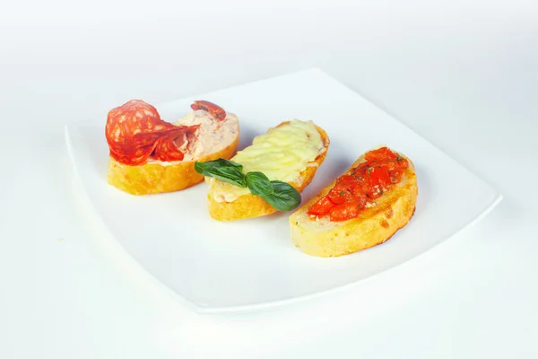 打开三明治烤素食主义者 （红甜椒、 西兰花、 西葫芦、 葱和辣番茄就酱的面包奶酪） 木制板 （选择性聚焦，聚焦于前面的西兰花) — 图库照片
