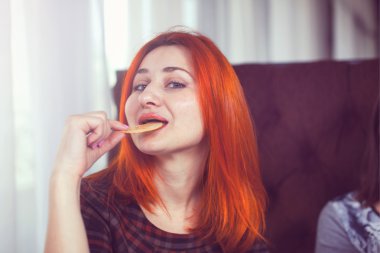 Patates cipsi yiyen kadın.