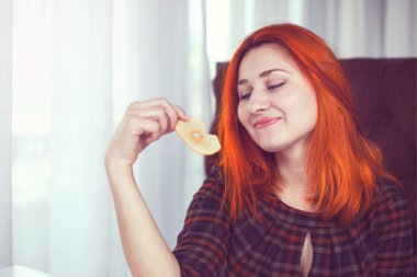 Patates cipsi yiyen kadın.