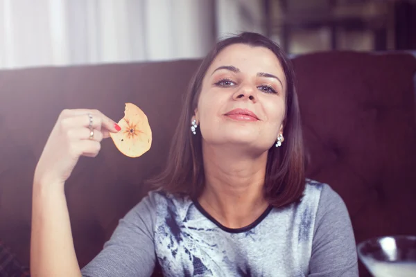 Kvinna med en potatis chip framför hennes ögon — Stockfoto