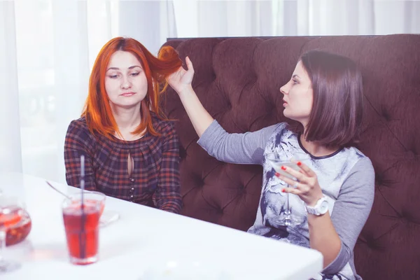 Female Friends Enjoying  Cocktail Bar — Stock Photo, Image