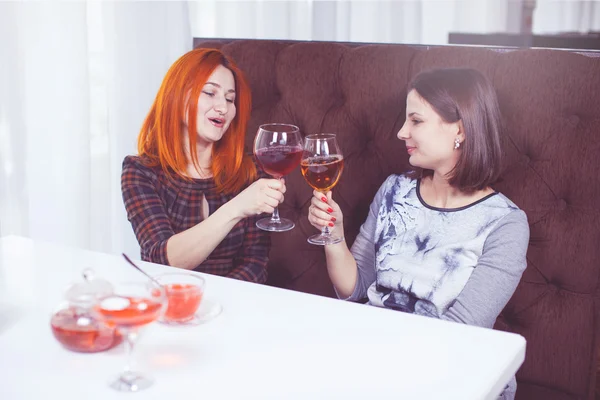 Female Friends Enjoying — Stock Photo, Image