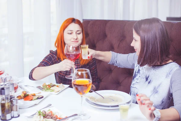 Dziewczyny są przyjaciółmi, napoje w restauracji — Zdjęcie stockowe