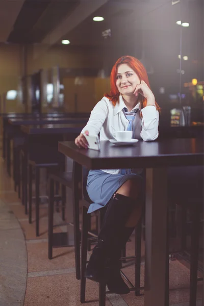 아침 식사 하는 동안 카페 바 인테리어에 앉아있는 동안 젊은 아름 다운 경제인의 초상화 — 스톡 사진