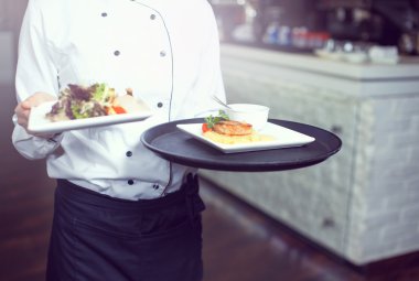 Garsonlar et yemeği bir düğünde ile tabak taşıma