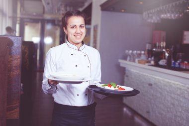 Et yemek bazı Festival olay, parti veya düğün töreni ile plakalar taşıyan garson