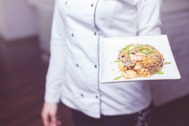 Et yemek bazı Festival olay, parti veya düğün töreni ile plakalar taşıyan garson