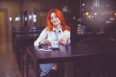 Kahve içmek işkadını / çay ve kahve dükkanı