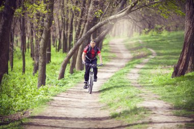 eylem freestyle dağ bisikleti oturumunda binici
