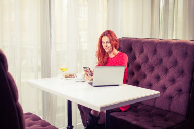  oung Bayan browsing belgili tanımlık enterne kafe