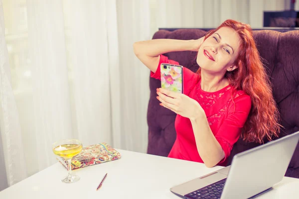 La signora accompagnatrice naviga in Internet al bar — Foto Stock