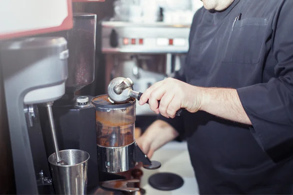 Barman hold bottle and pouring cocktail at the bar — Stock Photo, Image