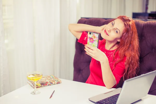 Bella donna che utilizza il computer portatile, telefono a tavola nel caffè — Foto Stock