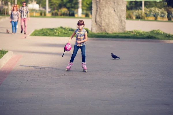 Attractive teenage girl roller skating in the park — Stock Photo, Image