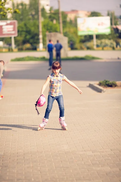 Attrayant adolescent fille roller dans le parc — Photo