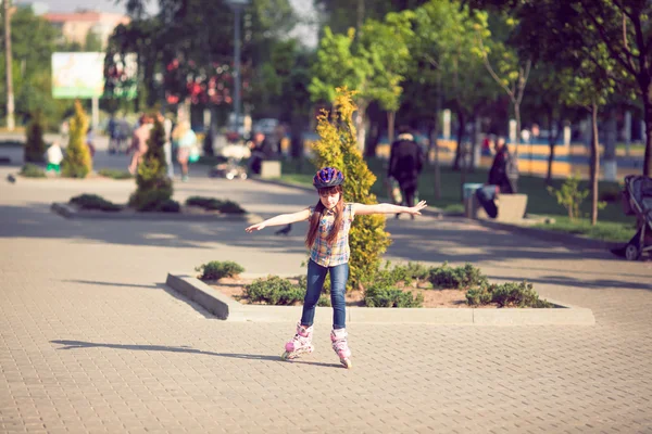 Attraktives Teenager-Mädchen beim Rollschuhlaufen im Park — Stockfoto