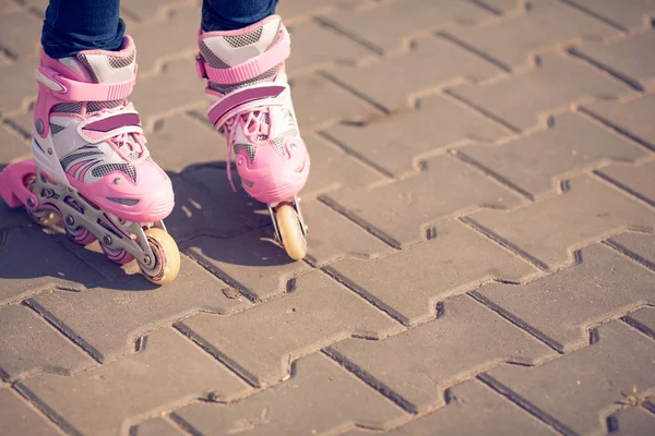 Atractiva chica adolescente patinaje sobre ruedas en el parque — Foto de Stock