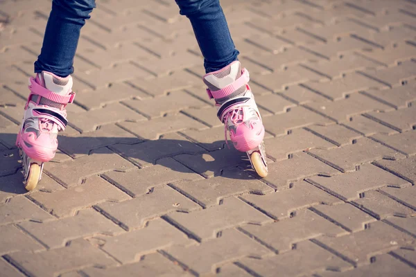 Attraktiva tonårsflicka rullskridskoåkning i parken — Stockfoto