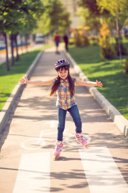 Çekici genç kız parkta paten
