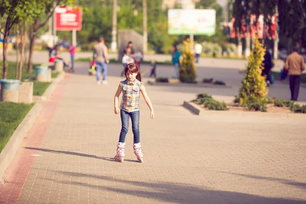 Attractive teenage girl roller skating in the park — Stock Photo, Image