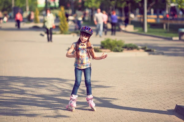 Houkutteleva teini tyttö rullaluistelu puistossa — kuvapankkivalokuva