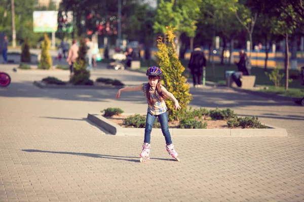 Atractiva chica adolescente patinaje sobre ruedas en el parque — Foto de Stock