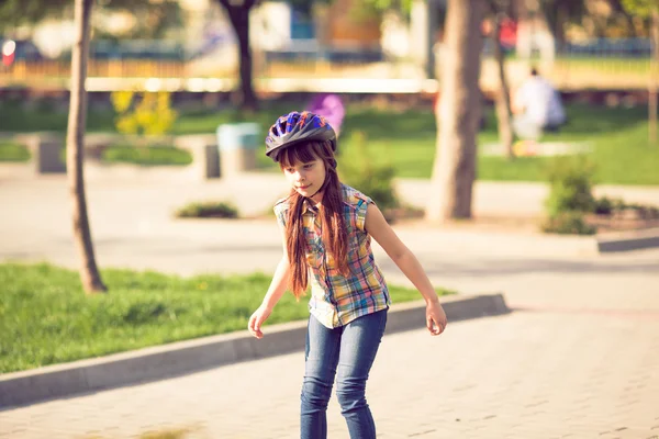 Gadis remaja menarik roller skating di taman — Stok Foto