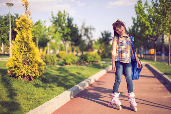 Привлекательная девушка-подросток катается на роликах в парке — стоковое фото