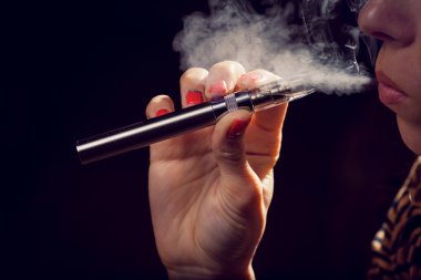 elektronik sigara teneffüs edilmesi bir kadının yakın çekim