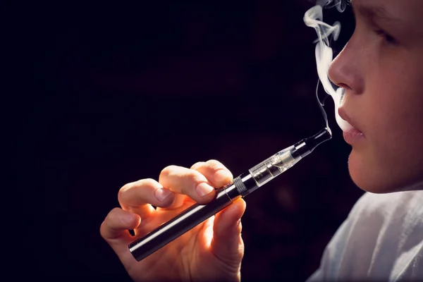 Close up of  inhaling from an electronic cigarette — Stock Photo, Image