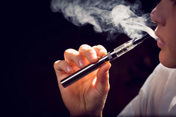 Close up of  inhaling from an electronic cigarette — Stock Photo, Image