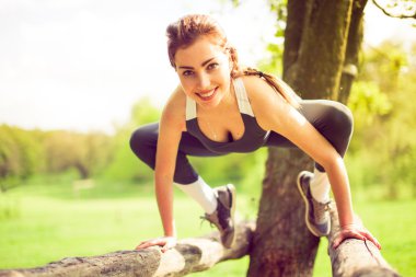 Sabah parkında yoga yapan genç bir kadın..