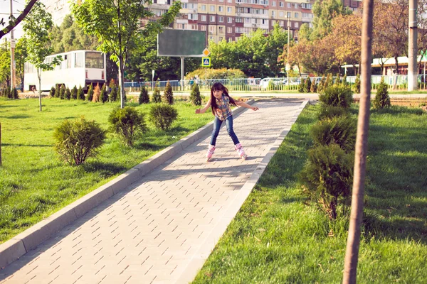 Atractiva chica adolescente patinaje sobre ruedas en el parque — Foto de Stock