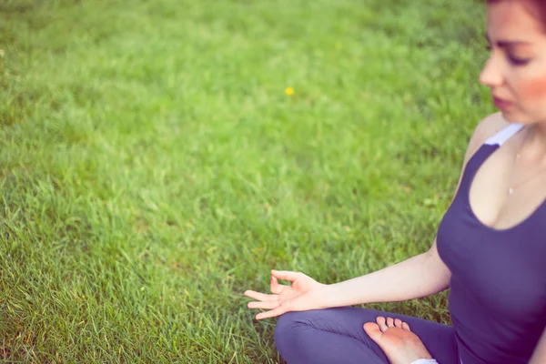 Yoga yapan genç kadın. — Stok fotoğraf