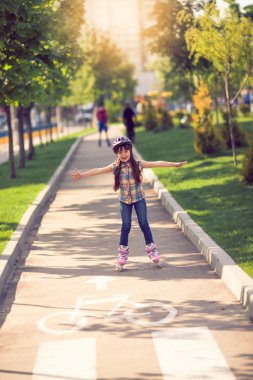 Çekici genç kız parkta paten.