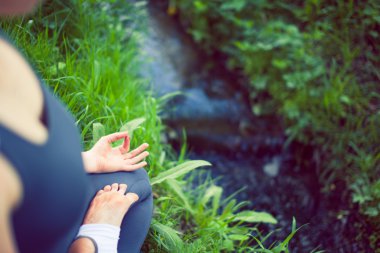 Yoga yapan genç kadın.