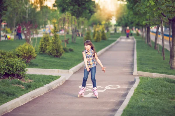 A Park vonzó tizenéves lány görkorcsolya. — Stock Fotó