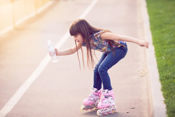 Привлекательная девушка-подросток катается на роликах в парке . — стоковое фото